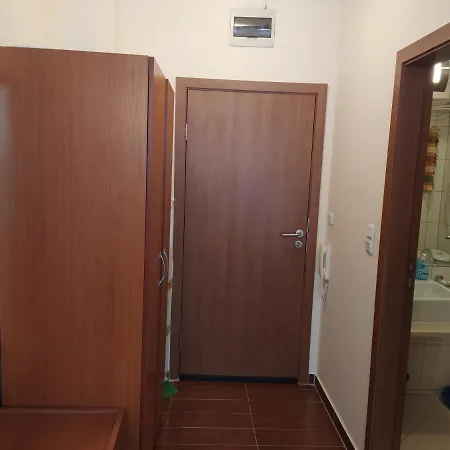 Pine Tree B11 Апартаменти