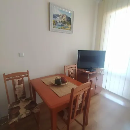 Pine Tree B11 Апартаменти